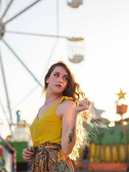 Retrato Uma Mulher Atraente Caucasiana Com Cabelo Loiro Parque Carrossel — Fotografia de Stock