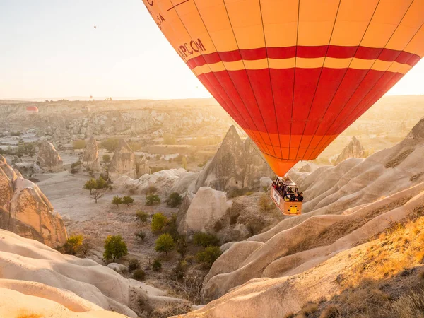 Globo Aerostático Volando Sobre Montañas Rocosas Amanecer Capadocia Turquía —  Fotos de Stock