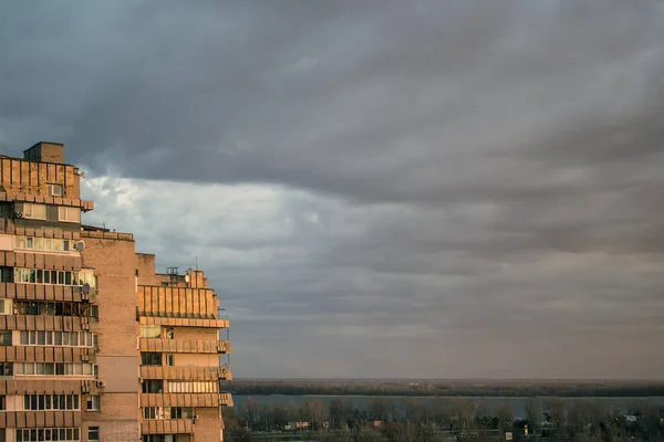 Ein Faszinierender Blick Auf Die Bunten Wolken Über Einer Kleinen — Stockfoto