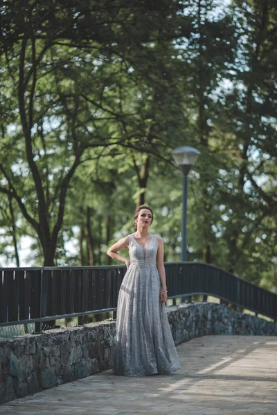 Νεαρή Γυναίκα Που Φοράει Μακρύ Γκρι Φόρεμα Και Ποζάρει Πάρκο — Φωτογραφία Αρχείου