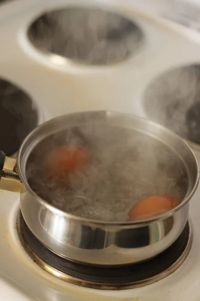 Disparo Vertical Dos Huevos Agua Hirviendo Sobre Una Estufa — Foto de Stock