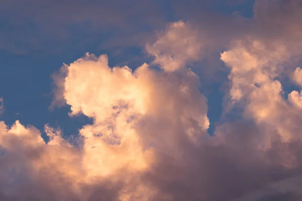 Ένα Κοντινό Πλάνο Των Νεφών Κάτω Από Ένα Όμορφο Ηλιοβασίλεμα — Φωτογραφία Αρχείου