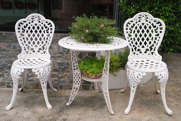 Σιδερένιες Καρέκλες Κήπου Και Τραπέζι Τσιάνγκ Μάι — Φωτογραφία Αρχείου