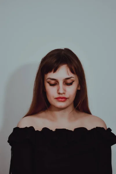 Portrait Vertical Une Jeune Femme Caucasienne Regardant Vers Bas Isolée — Photo