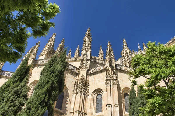 西班牙塞戈维亚哥特式大教堂尖刺的低角度镜头 — 图库照片
