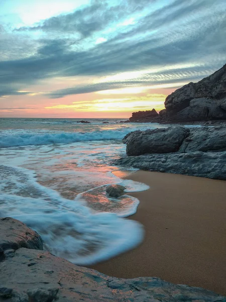 Вертикальный Снимок Живописного Заката Пляже — стоковое фото