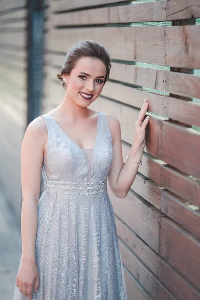 Enfoque Superficial Una Mujer Caucásica Sonriente Que Usa Vestido Gris — Foto de Stock