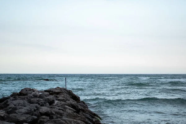 Een Prachtig Shot Van Een Zee Kustlijn Met Golven — Stockfoto
