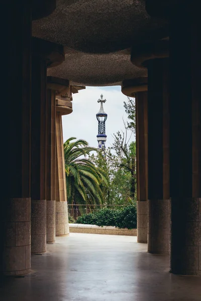 西班牙巴塞罗那Guell公园建筑与自然的纵向图像 — 图库照片