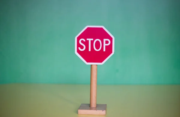 Nahaufnahme Eines Roten Stop Schildes Auf Verschwommenem Hintergrund — Stockfoto