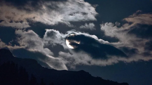 Luna Llena Detrás Las Nubes Oscuras Noche Captura Manali Himachal —  Fotos de Stock