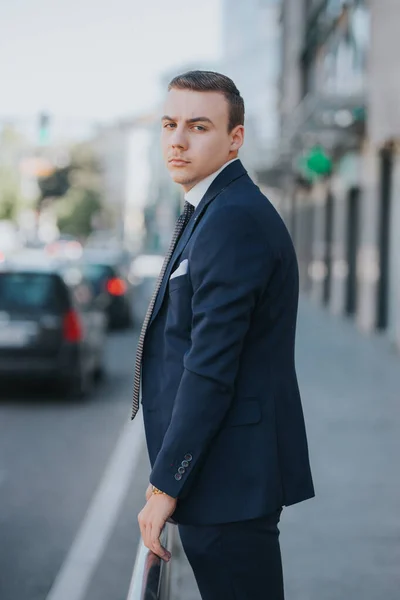 Självsäker Vit Ung Man Blå Kostym Lutad Mot Ett Räcke — Stockfoto