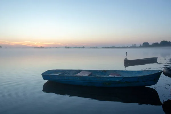 日出时分 一艘孤零零的老船在岸边 — 图库照片