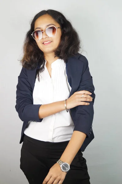 Vertikal Bild Sydasiatisk Flicka Klassisk Kostym Och Poserar För Bild — Stockfoto