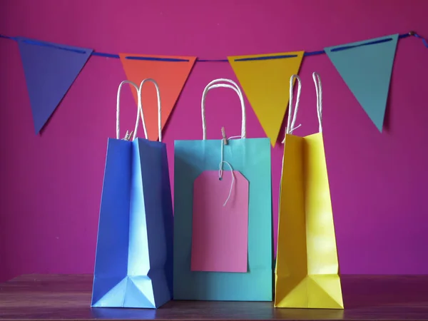 Bolsas Regalo Cumpleaños Con Fondo Banderín Amplia —  Fotos de Stock