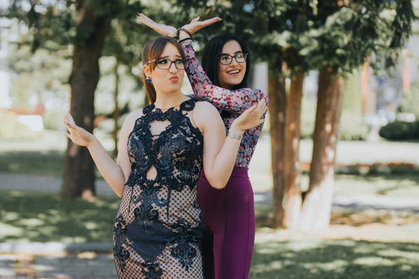 Bonito Feliz Elegantemente Vestido Mulheres Atraentes Posando Divertindo Livre — Fotografia de Stock