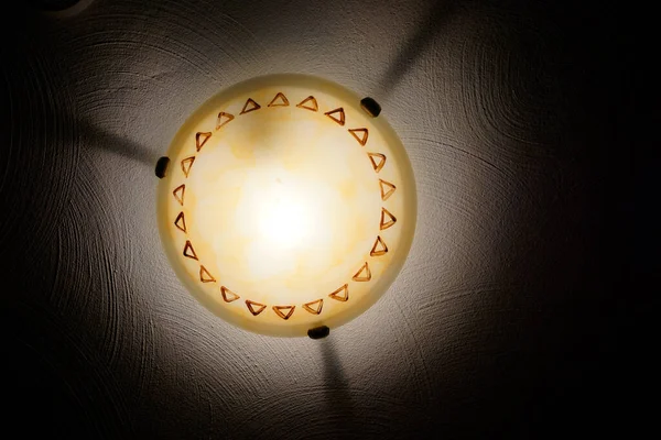 Снимок Лампы Низким Углом Потолке — стоковое фото