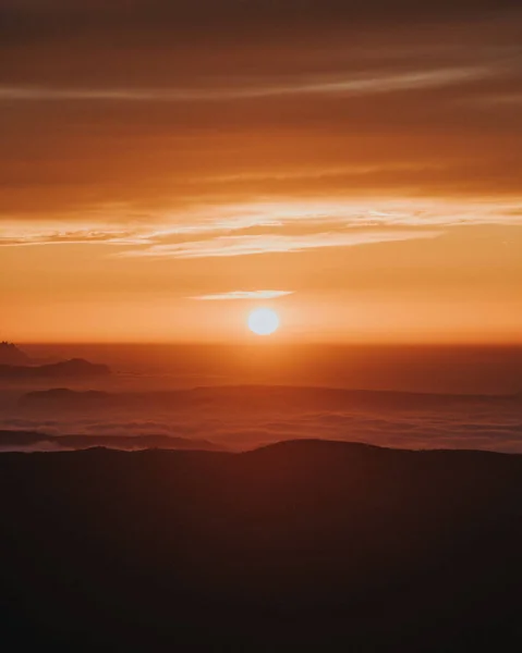 Eine Vertikale Aufnahme Der Skyline Und Der Silhouette Der Berge — Stockfoto