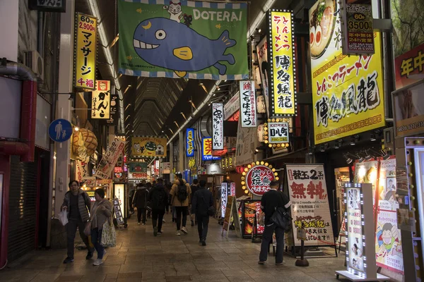大阪府大阪市 2019年12月16日 大阪府大阪市 2019年11月27日 夜の道頓堀通りを歩く人や観光客で賑わう日本のお店の美しい風景 — ストック写真