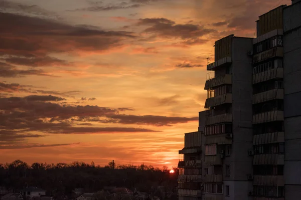 Uma Vista Hipnotizante Das Nuvens Coloridas Acima Uma Pequena Cidade — Fotografia de Stock