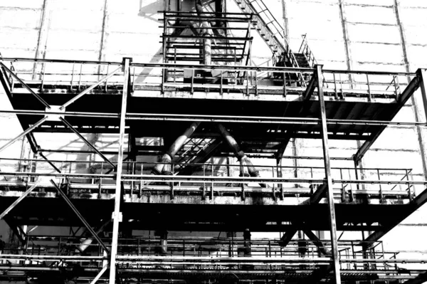 Černobílý Záběr Průmyslové Budovy Pozadí Tmavé Oblohy — Stock fotografie