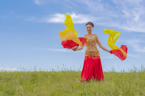 Młoda Szczęśliwa Kobieta Stroju Narodowym Ognistymi Fanami Tańczy Zapalający Orientalny — Zdjęcie stockowe