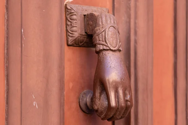 Жіноча Рука Дверний Шутер Антикварні Двері — стокове фото