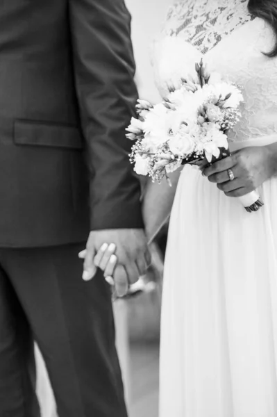 Een Verticaal Schot Van Een Getrouwd Koppel Hand Hand — Stockfoto