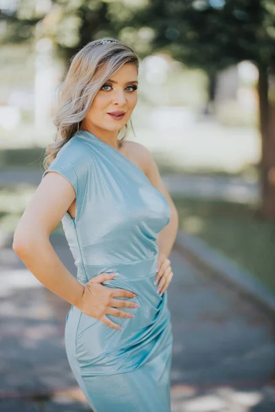 Приваблива Кавказька Молода Жінка Довгій Блакитній Сукні Парку — стокове фото