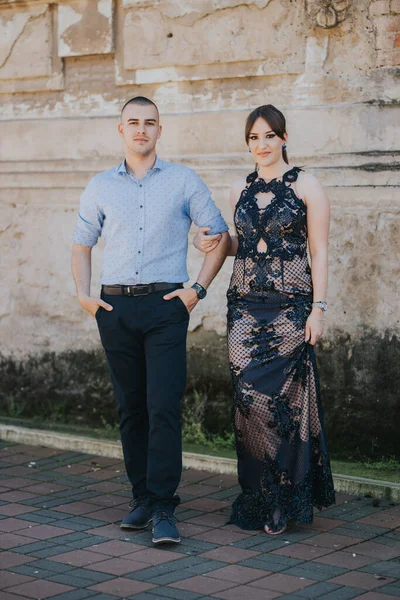 Belo Casal Elegantemente Vestido Posando Perto Uma Parede Tijolo Livre — Fotografia de Stock