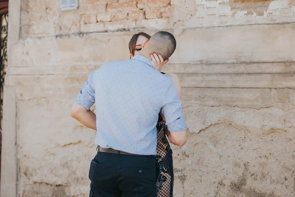 Belo Casal Elegantemente Vestido Beijando Perto Uma Parede Tijolo Livre — Fotografia de Stock