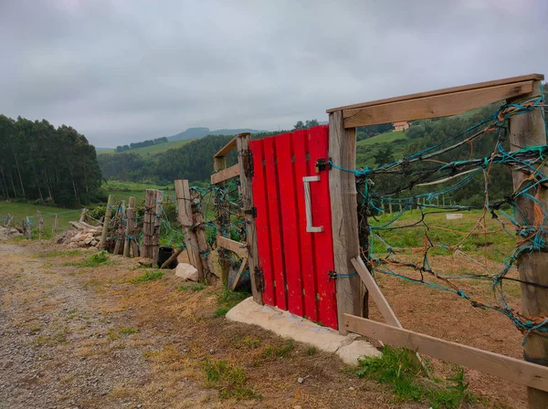 Ranch Staket Med Röd Trädörr — Stockfoto