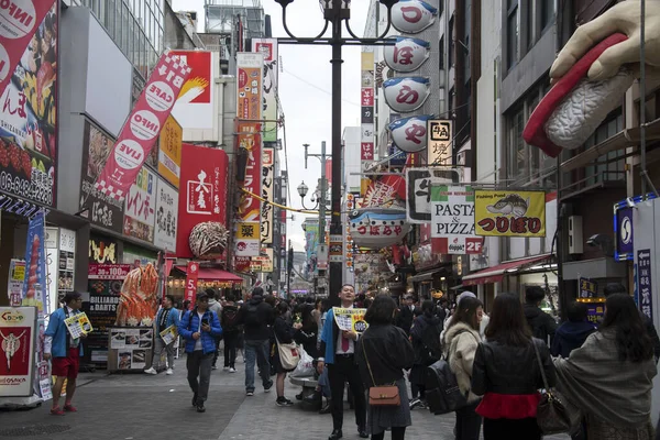 2019年12月6日 2019年12月2日 大阪の難波にある道頓堀アーケードの歩行者天国を歩く観光客 — ストック写真