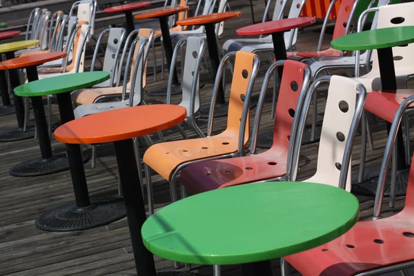Açık Hava Kafeteryasında Renkli Masaların Sandalyelerin Yakın Çekimi — Stok fotoğraf