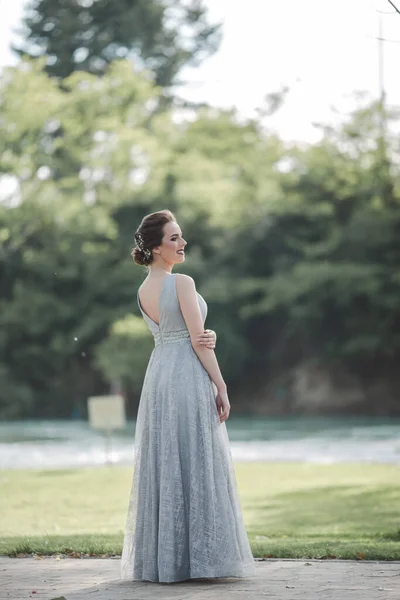 Портрет Молодой Женщины Длинном Сером Платье Позирующей Парке Боснии Герцеговине — стоковое фото