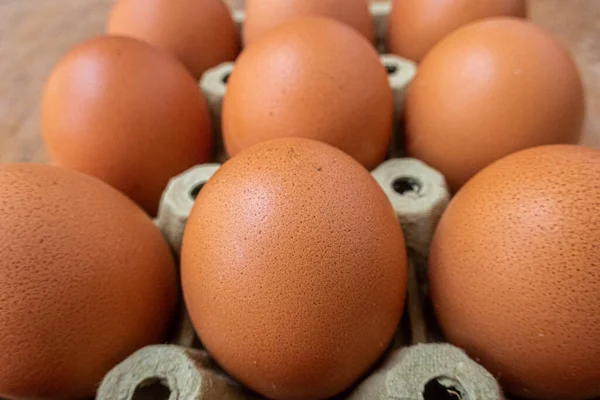 Primer Plano Una Docena Huevos Rojos Una Caja Cartón — Foto de Stock