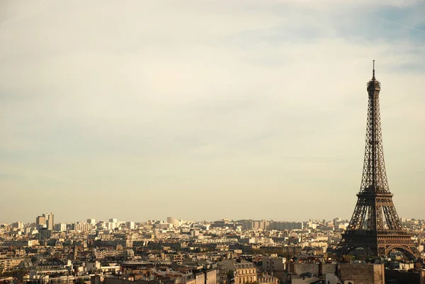 法国埃菲尔铁塔空中或无人驾驶飞机俯瞰巴黎的屋顶 — 图库照片