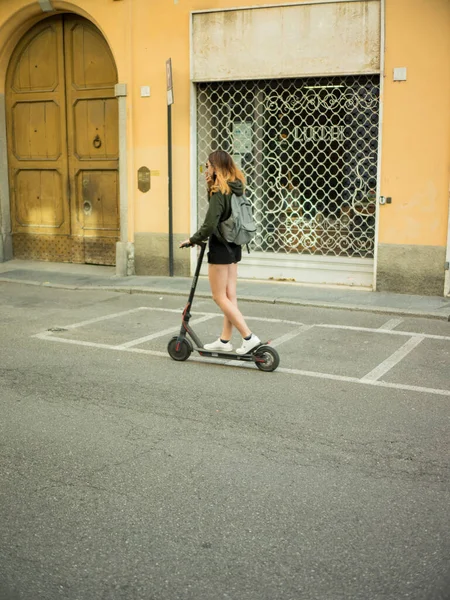 Milano Italy Ιουν 2021 Νεαρό Κορίτσι Ιππεύει Ένα Σκούτερ Που — Φωτογραφία Αρχείου