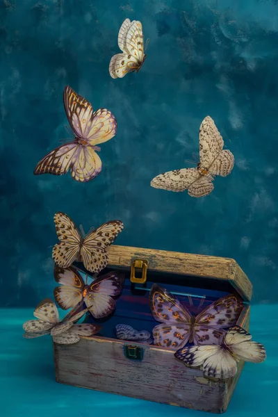Mariposas Artificiales Volando Sobre Fondo Azul —  Fotos de Stock