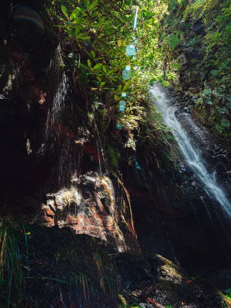 Uma Vista Vertical Deslumbrante Uma Cachoeira Espumosa Alta Sobre Rochas — Fotografia de Stock