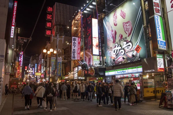 2019年12月5日 2019年12月1日 大阪の夜光明けの標識の下 道頓堀の歩行者天国を歩く観光客 — ストック写真