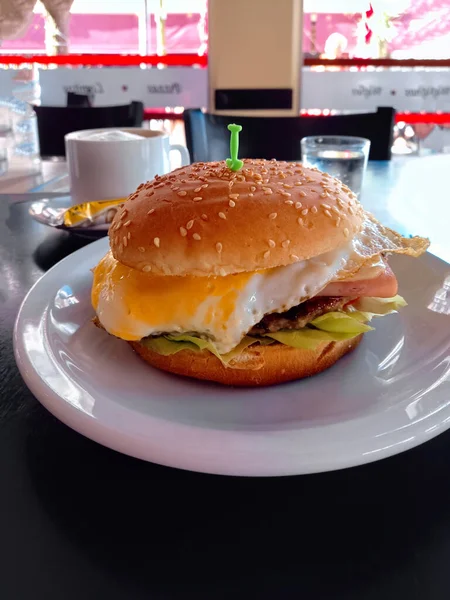 Una Hamburguesa Completa Una Hamburguesa Carne Molida Con Huevo Queso — Foto de Stock