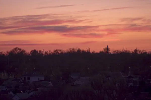 Una Vista Fascinante Las Coloridas Nubes Sobre Pequeño Pueblo Atardecer —  Fotos de Stock