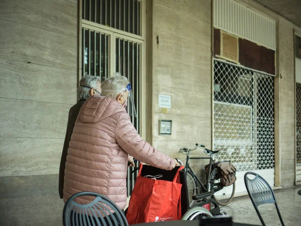 Cremona Italien Juni 2021 Menschen Kaufen Waren Und Lebensmittel Auf — Stockfoto