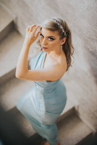 Uma Mulher Elegante Posando Vestido Azul Escada — Fotografia de Stock