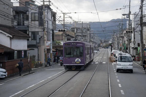 京都府京都市 2019年12月12日京都府京都市 2019年11月26日京都の天神川駅に接近する嵐電北野線のレトロ調路面電車 — ストック写真