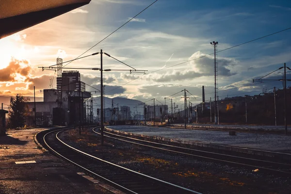 Nahaufnahme Eines Leeren Bahngleises Unter Einem Sonnenuntergangshimmel — Stockfoto