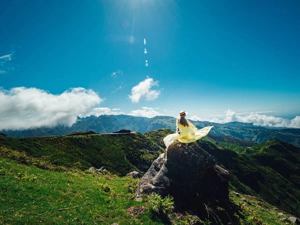 Yazlık Şapkalı Bir Kadın Yüksek Yeşil Dağların Çarpıcı Manzarasını Itiraf — Stok fotoğraf