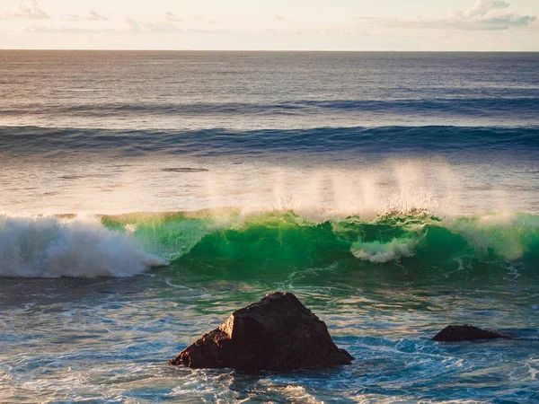 Une Belle Vague Océan Mousseux Écrasant Sur Coucher Soleil Chat — Photo