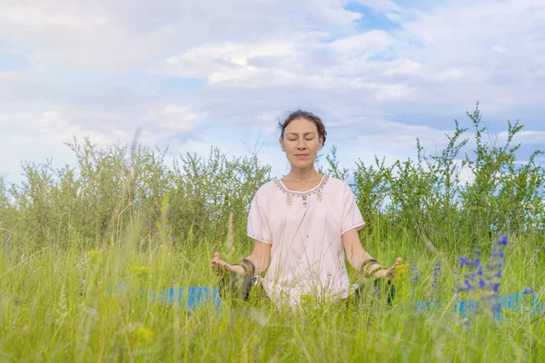 Молода Жінка Сидить Зеленому Газоні Під Відкритим Небом Положенні Лотоса — стокове фото